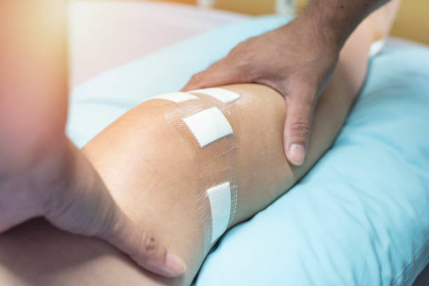 Fisioterapeuta acompanhando exercício de fortalecimento de joelho após cirurgia de LCA na FLUX, no Buritis